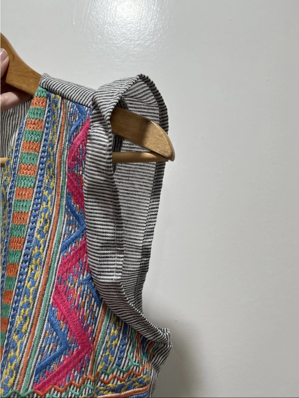 Savanna Jane Blouse Womens Small Pinstripe Embroidered Southwest Morgan Top - Picture 5 of 5
